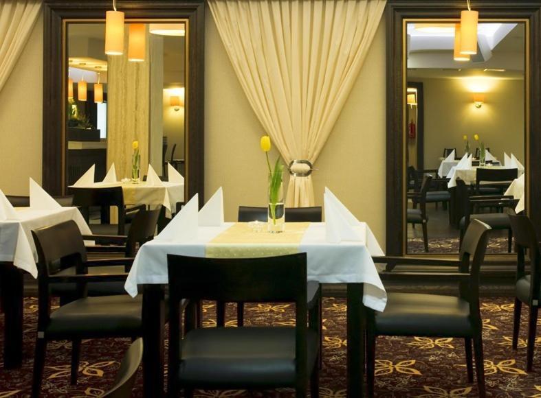 Hotel-Restauracja Platan ชานูฟ ภายนอก รูปภาพ