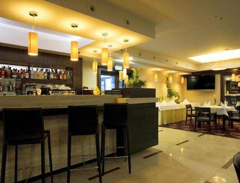 Hotel-Restauracja Platan ชานูฟ ภายนอก รูปภาพ