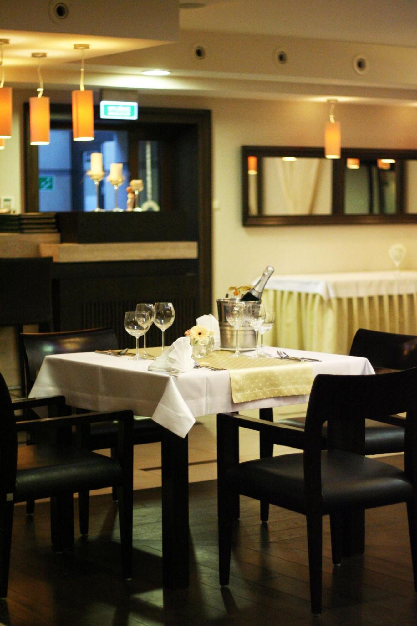 Hotel-Restauracja Platan ชานูฟ ภายนอก รูปภาพ