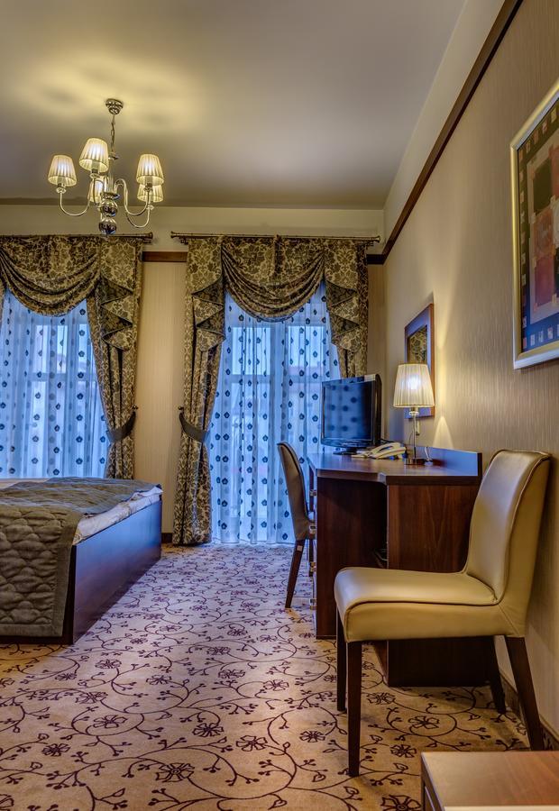 Hotel-Restauracja Platan ชานูฟ ภายนอก รูปภาพ