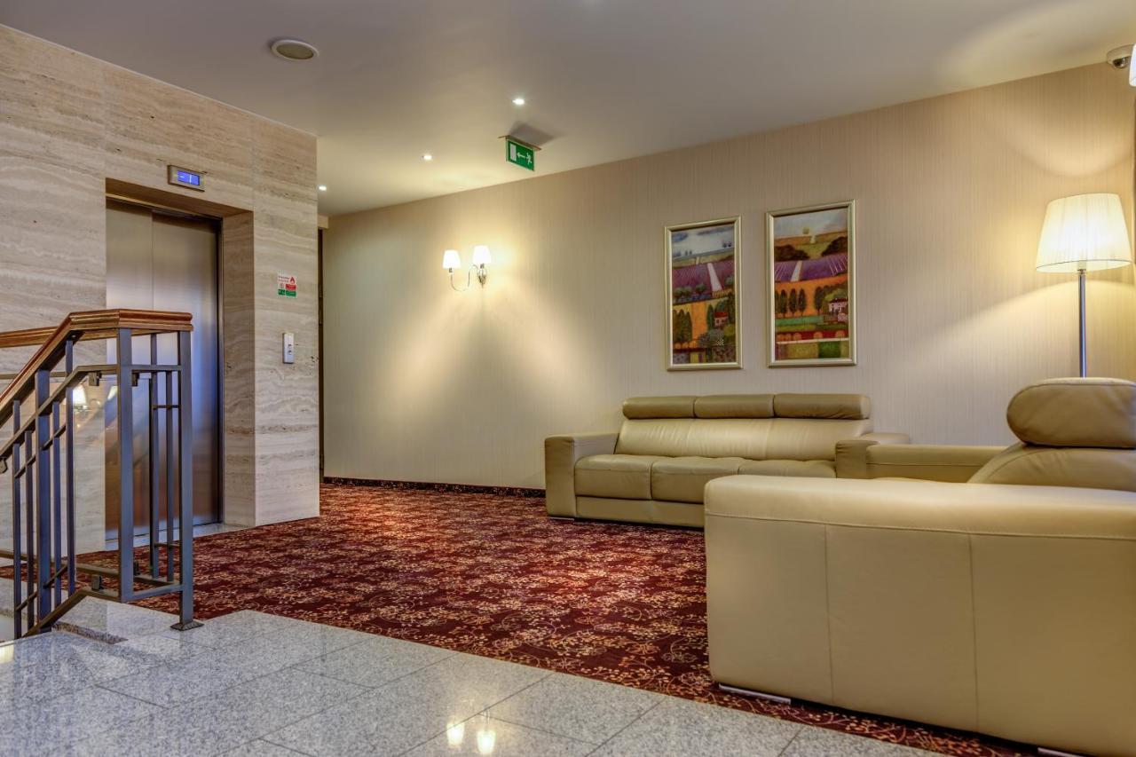 Hotel-Restauracja Platan ชานูฟ ภายนอก รูปภาพ